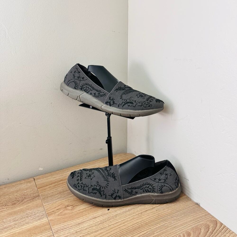 BareTraps Gray Paisley Embroidered Slip On Shoes Women’s Size 7